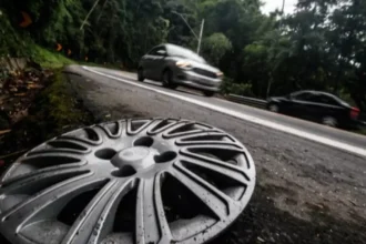 Descer a serra no ponto morto coloca sua segurança em risco extremo
