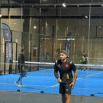 Dimitri Payet exibe camisa do Vasco em partida de padel na França