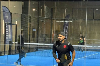 Dimitri Payet exibe camisa do Vasco em partida de padel na França