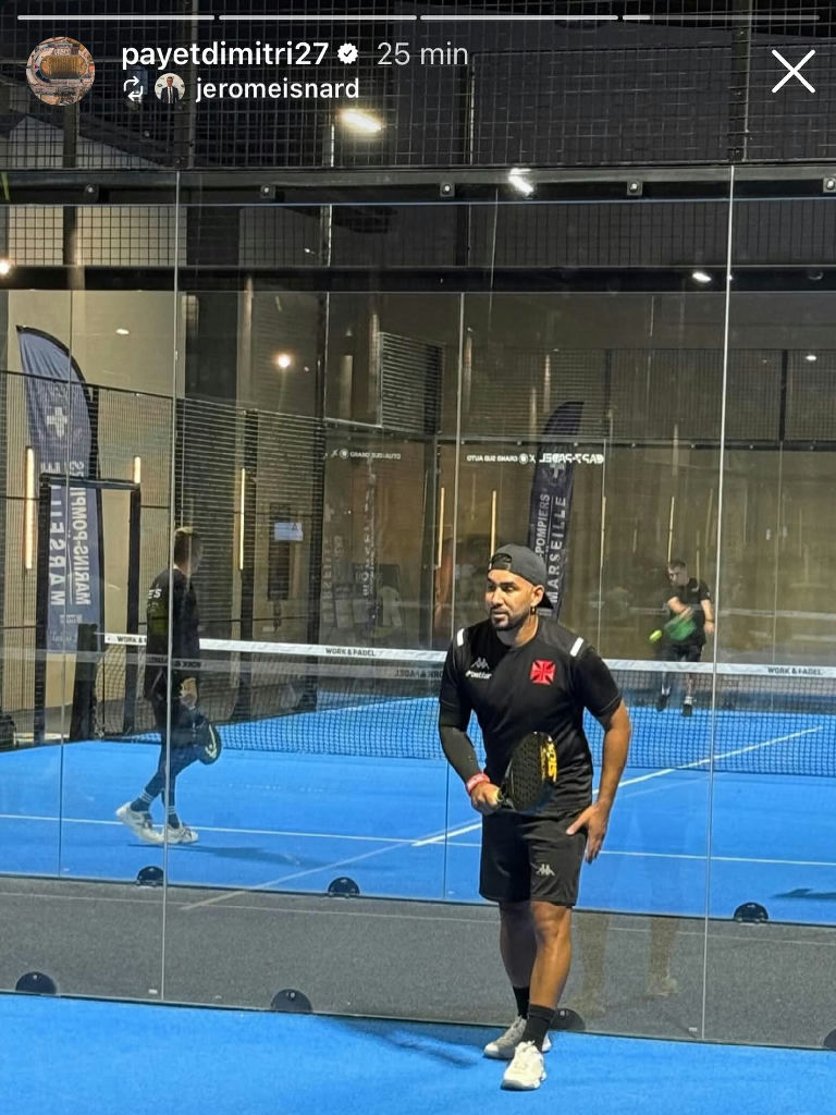 Dimitri Payet exibe camisa do Vasco em partida de padel na França