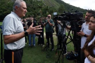 Dirigentes acompanham atividade do Botafogo no ct Lonier e evitam pronunciamentos