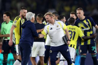 Dirk Kuyt assume comando interino do Fenerbahçe com reencontro europeu à vista