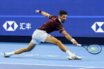 Djokovic supera desconforto físico e avança às quartas de final em Pequim