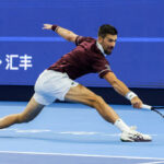 Djokovic supera desconforto físico e avança às quartas de final em Pequim