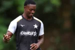 Domingos Andrade enfrenta escassez de minutos após investimento milionário no Botafogo