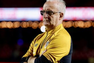 Dorival explica ausência de Sabino na escalação e aponta desgaste físico