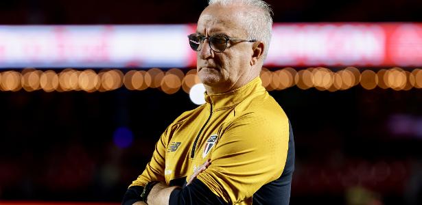 Dorival explica ausência de Sabino na escalação e aponta desgaste físico