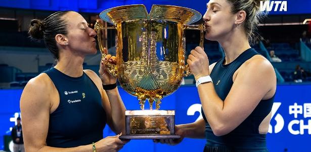 Dupla Stefani e Dabrowski mira liderança mundial no tênis após triunfo em Pequim