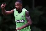 Edenílson retorna aos treinos do Botafogo e mira confronto contra o Internacional