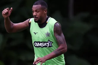Edenílson retorna aos treinos do Botafogo e mira confronto contra o Internacional