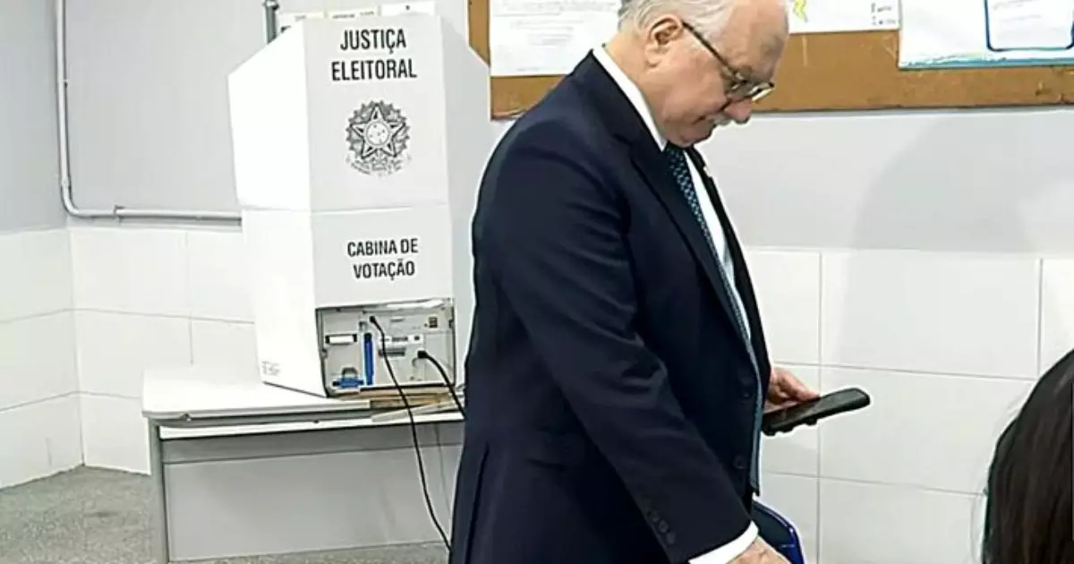 Edson Fachin vota em Brasília e reforça respeito à soberania popular nas urnas