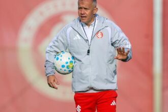 Eduardo Baptista assume o Internacional sob forte pressão e desconfiança
