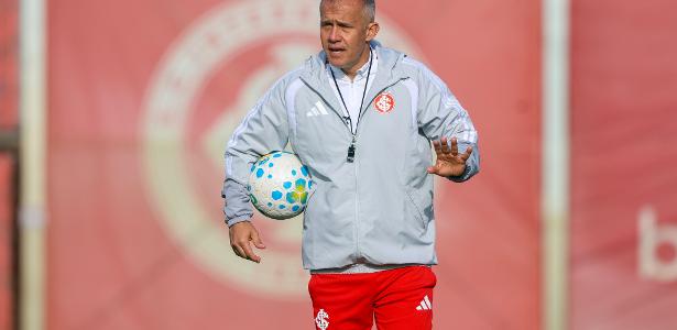 Eduardo Baptista assume o Internacional sob forte pressão e desconfiança
