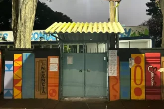 Eleitores enfrentam portões fechados apesar da prorrogação da votação