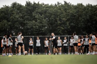 Elenco feminino do vasco realiza treinamento focado em preparação