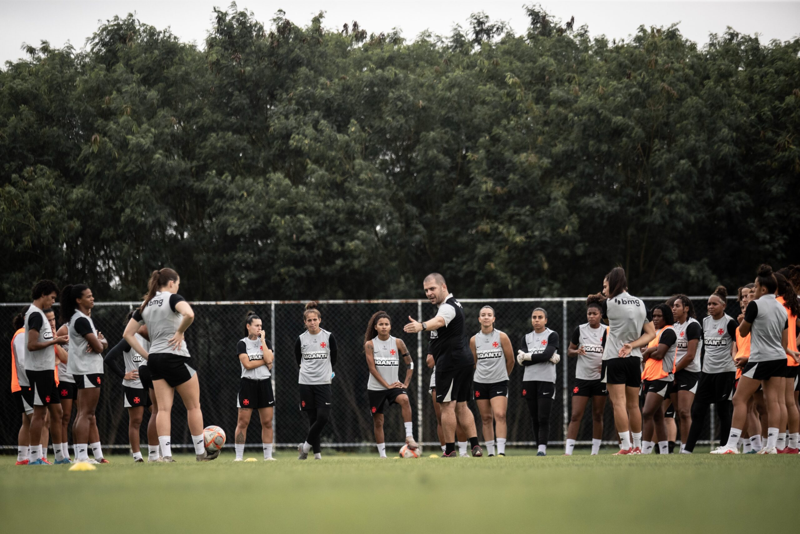 Elenco feminino do vasco realiza treinamento focado em preparação