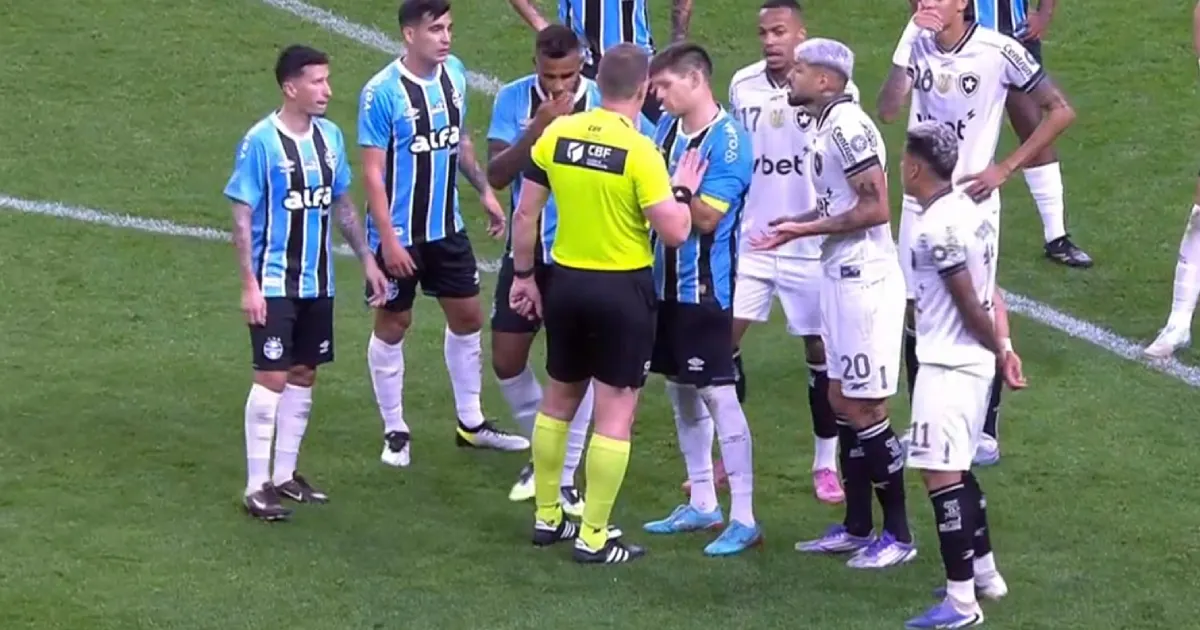 Escalação de árbitro para jogo do Botafogo evidencia falta de bastidores fortes