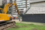 Estádio Caio Martins começa a ser demolido para receber reservatório em Niterói