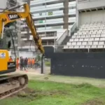 Estádio Caio Martins começa a ser demolido para receber reservatório em Niterói