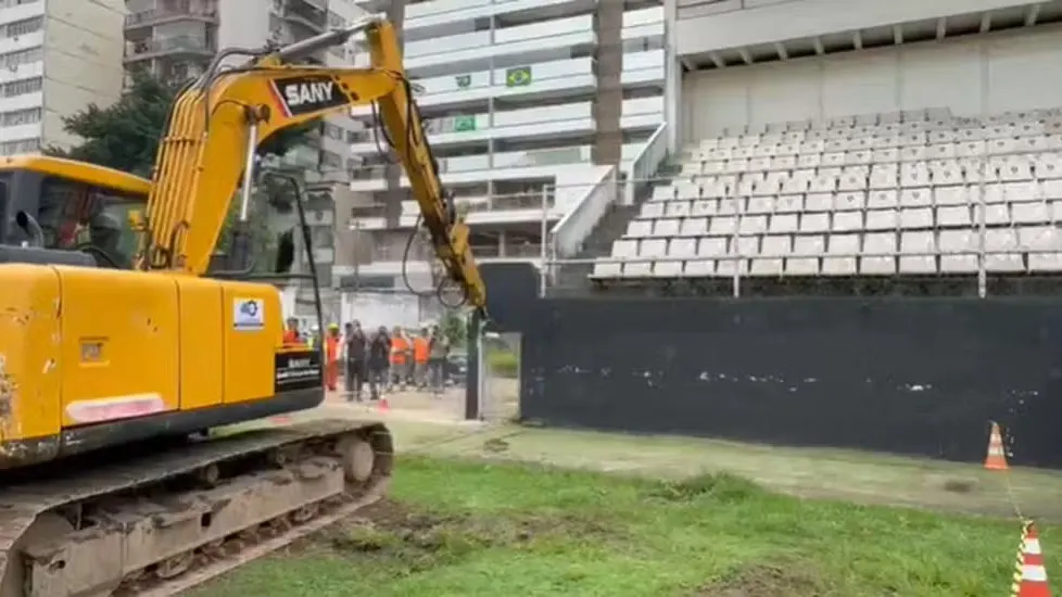 Estádio Caio Martins começa a ser demolido para receber reservatório em Niterói