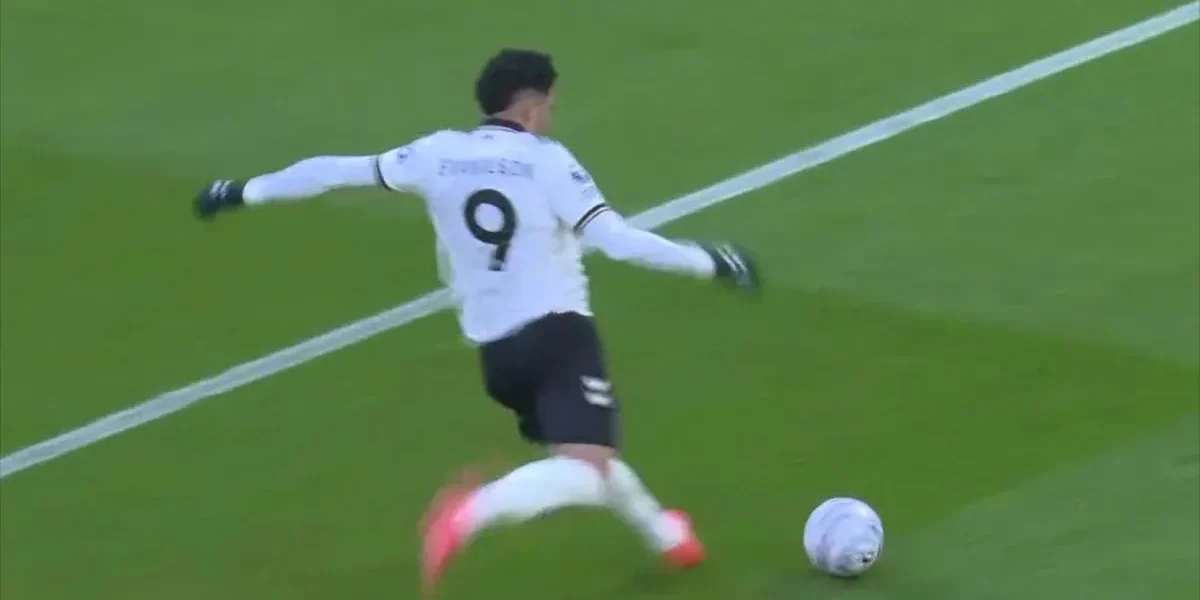 Evanilson brilha na inglaterra e marca golaço contra o United