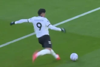 Evanilson brilha na inglaterra e marca golaço contra o United