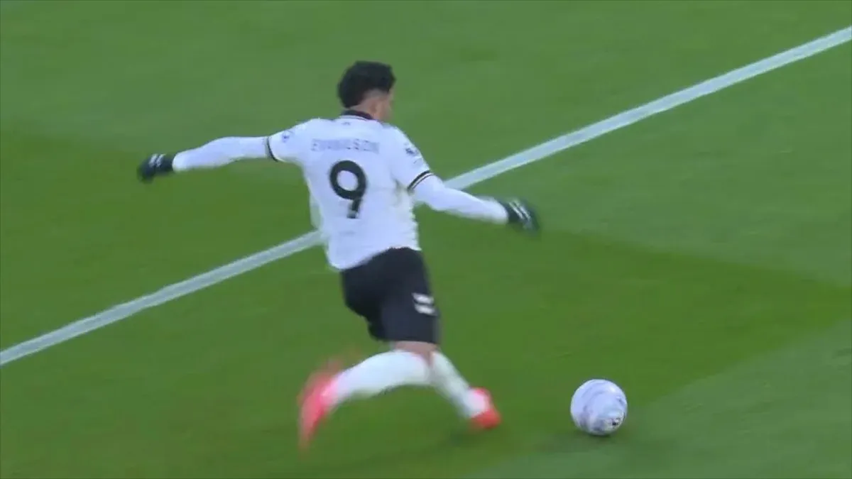 Evanilson brilha na inglaterra e marca golaço contra o United
