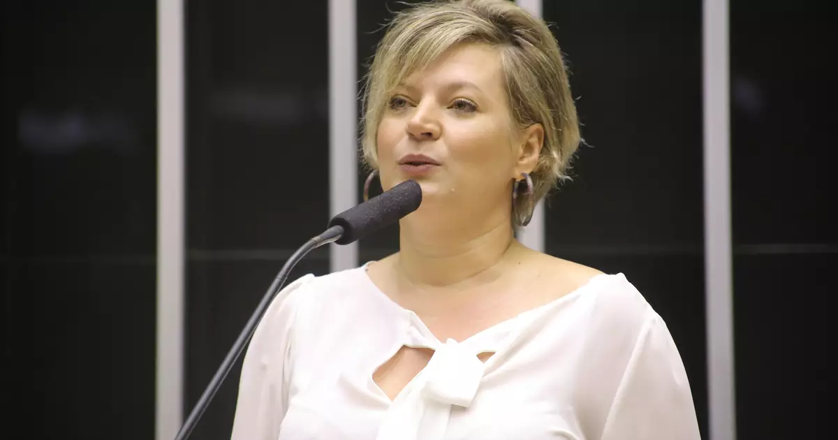 Ex-deputada Joice Hasselmann apoia Lula e expõe bastidores do clã Bolsonaro