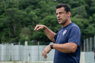 Ex-jogador Fred levanta taça inédita pelo sub-20 do Fluminense com goleada