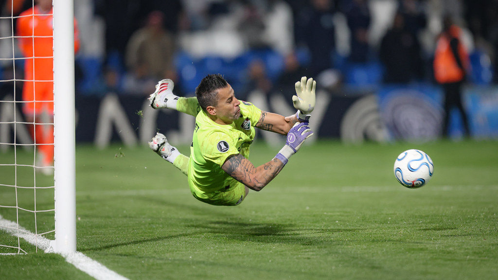 Fábio, goleiro do Fluminense, estabelece novo recorde de jogos na história da Libertadores