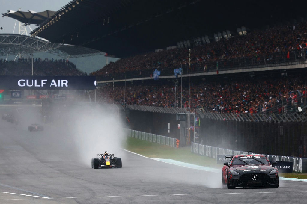 Falhas de software causam caos e atrasam largada do GP em Sepang