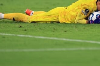 Fernando muslera vira herói do estudiantes após drama na copa do mundo