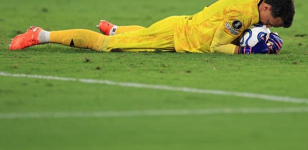 Fernando muslera vira herói do estudiantes após drama na copa do mundo