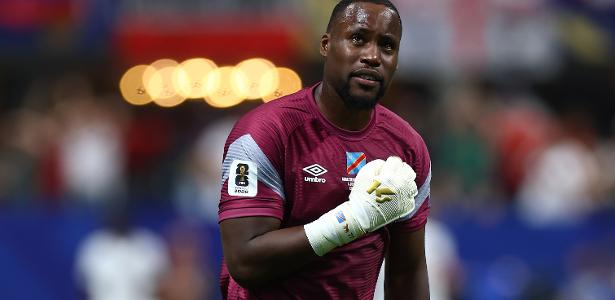 Fifa é acusada de permitir participação de goleiro irregular da RD Congo na Copa