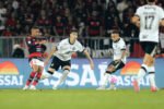 Flamengo bate o Atlético Mineiro no fim e segura a ponta do Brasileirão