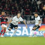 Flamengo bate o Atlético Mineiro no fim e segura a ponta do Brasileirão