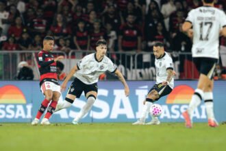 Flamengo bate o Atlético Mineiro no fim e segura a ponta do Brasileirão