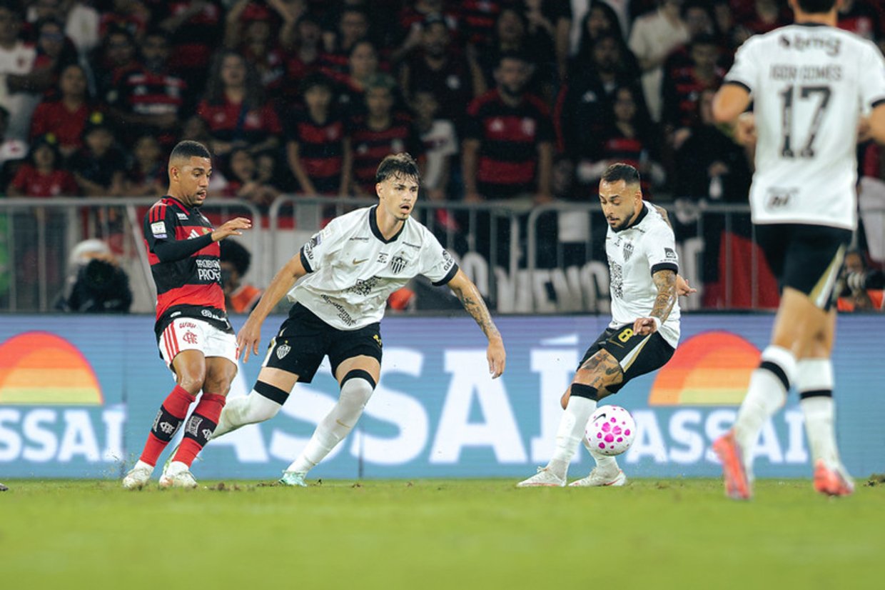 Flamengo bate o Atlético Mineiro no fim e segura a ponta do Brasileirão