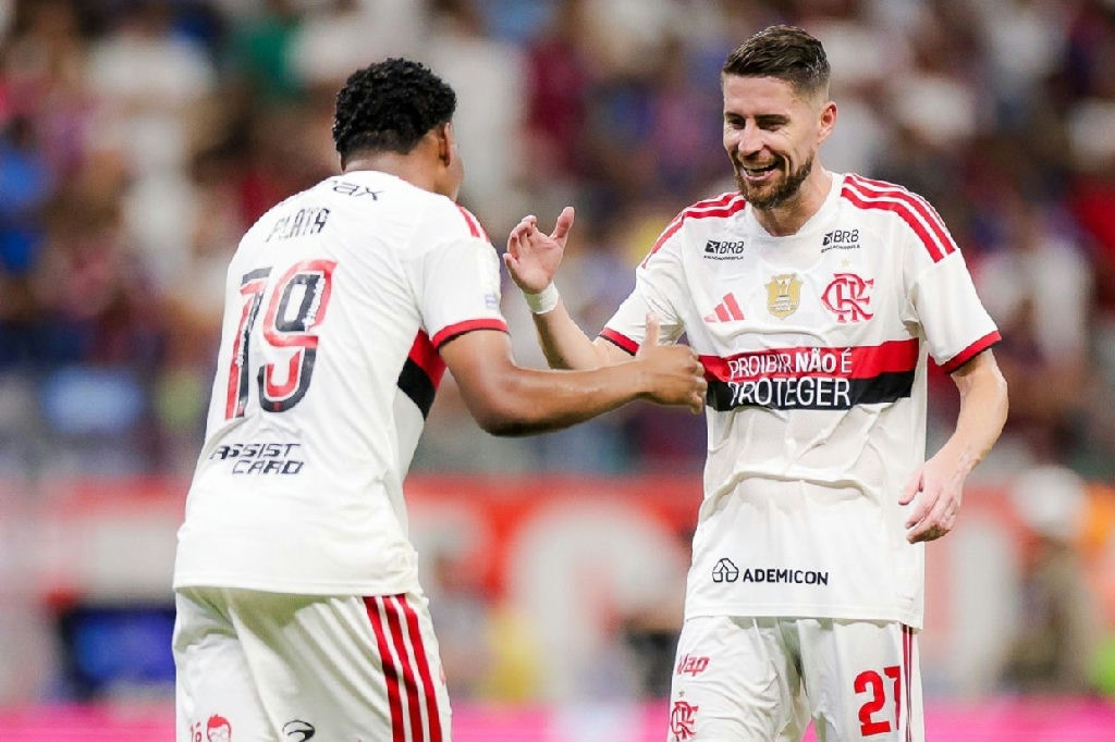 Flamengo domina o Bahia fora de casa e consolida a liderança