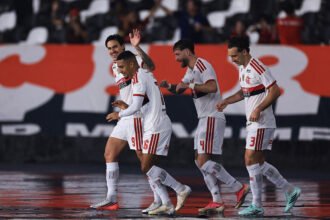 Flamengo goleia o Vasco no Nilton Santos e dispara na ponta do Campeonato Brasileiro