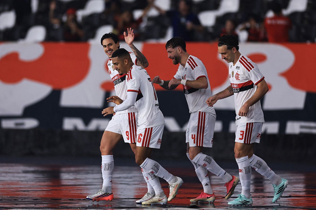 Flamengo goleia o Vasco no Nilton Santos e dispara na ponta do Campeonato Brasileiro