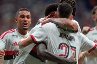 Flamengo supera desfalques e goleia o Bahia fora de casa no campeonato