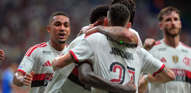 Flamengo supera desfalques e goleia o Bahia fora de casa no campeonato