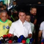 Flávio Bolsonaro utilizou passaporte italiano para deixar a Argentina rumo aos Estados Unidos