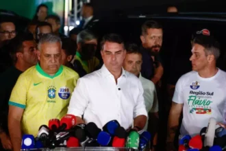 Flávio Bolsonaro utilizou passaporte italiano para deixar a Argentina rumo aos Estados Unidos