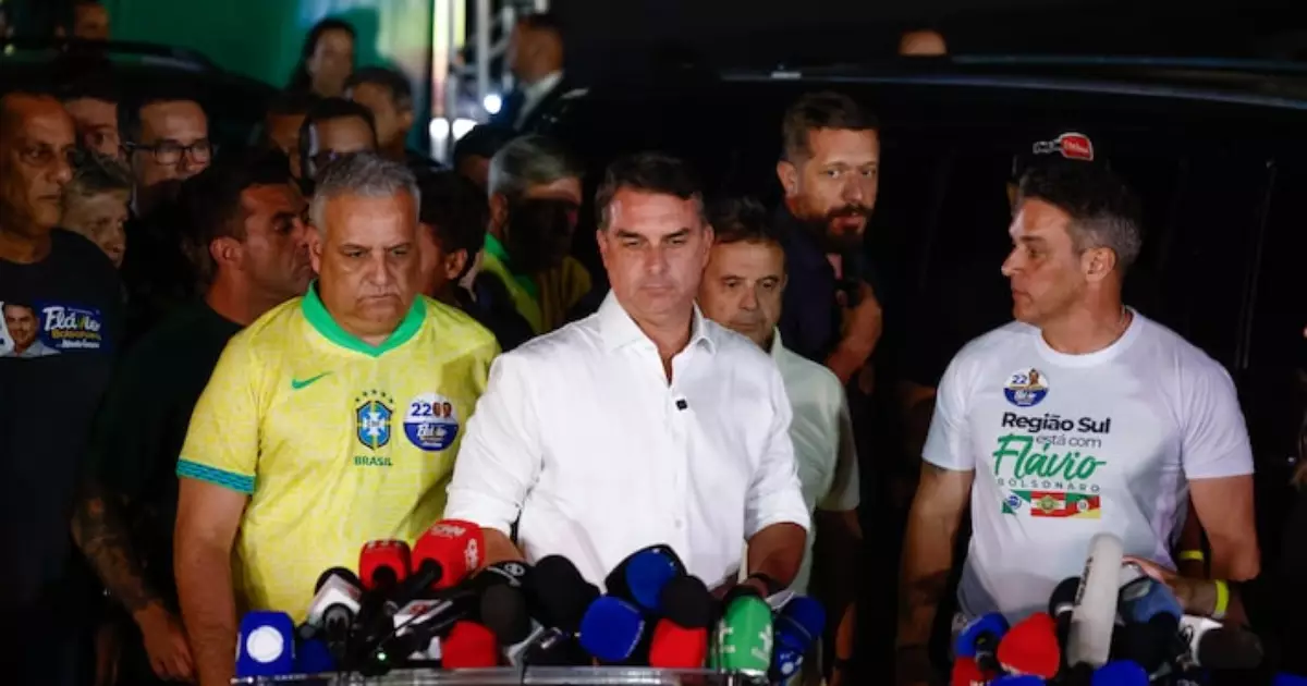 Flávio Bolsonaro utilizou passaporte italiano para deixar a Argentina rumo aos Estados Unidos