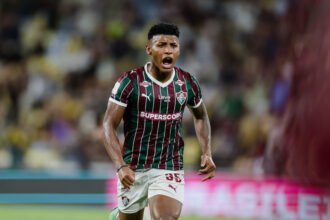 Fluminense supera o Internacional com virada nos acréscimos e cola no G4 do Brasileiro