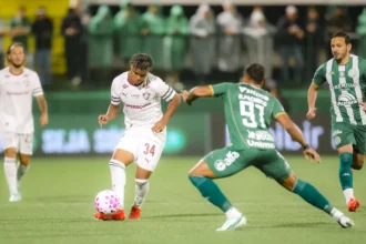 Fluminense tropeça diante da Chapecoense e torcida manifesta revolta