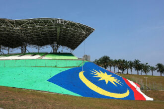 Fórmula 1 inicia atividades em Sepang sob previsão de chuva e calor intenso