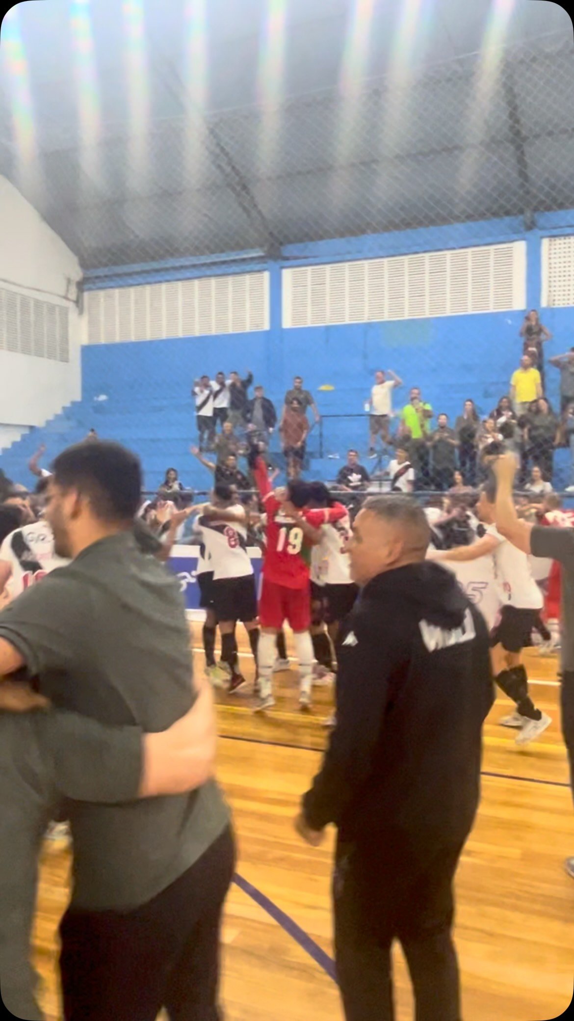 Futsal do Vasco celebra classificação para a semifinal da LNF Silver com grito tradicional